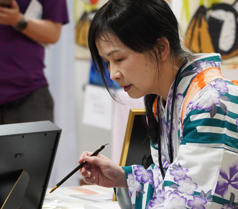 la maître-calligraphe Kimiko au festival Nishiki Japan de 2025.