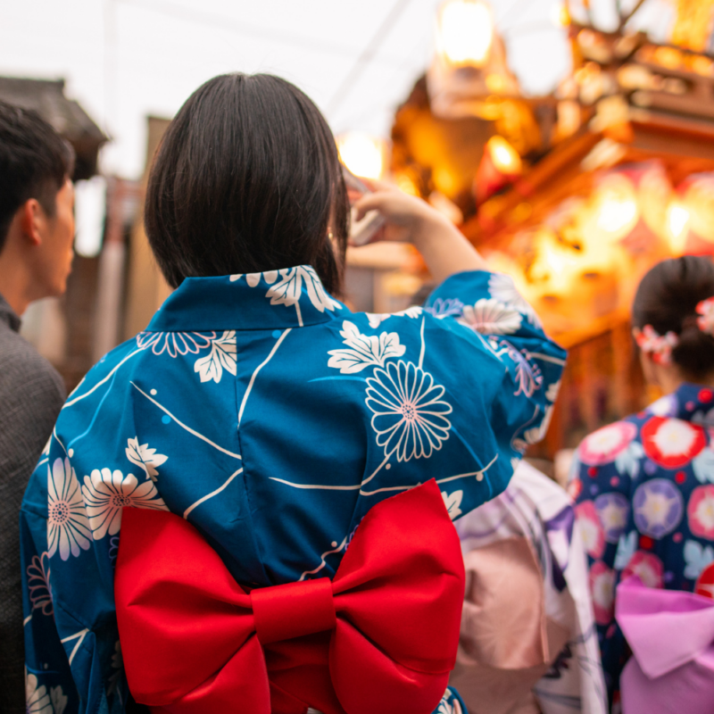 Personnes en yukata pendant un événement en extérieur.