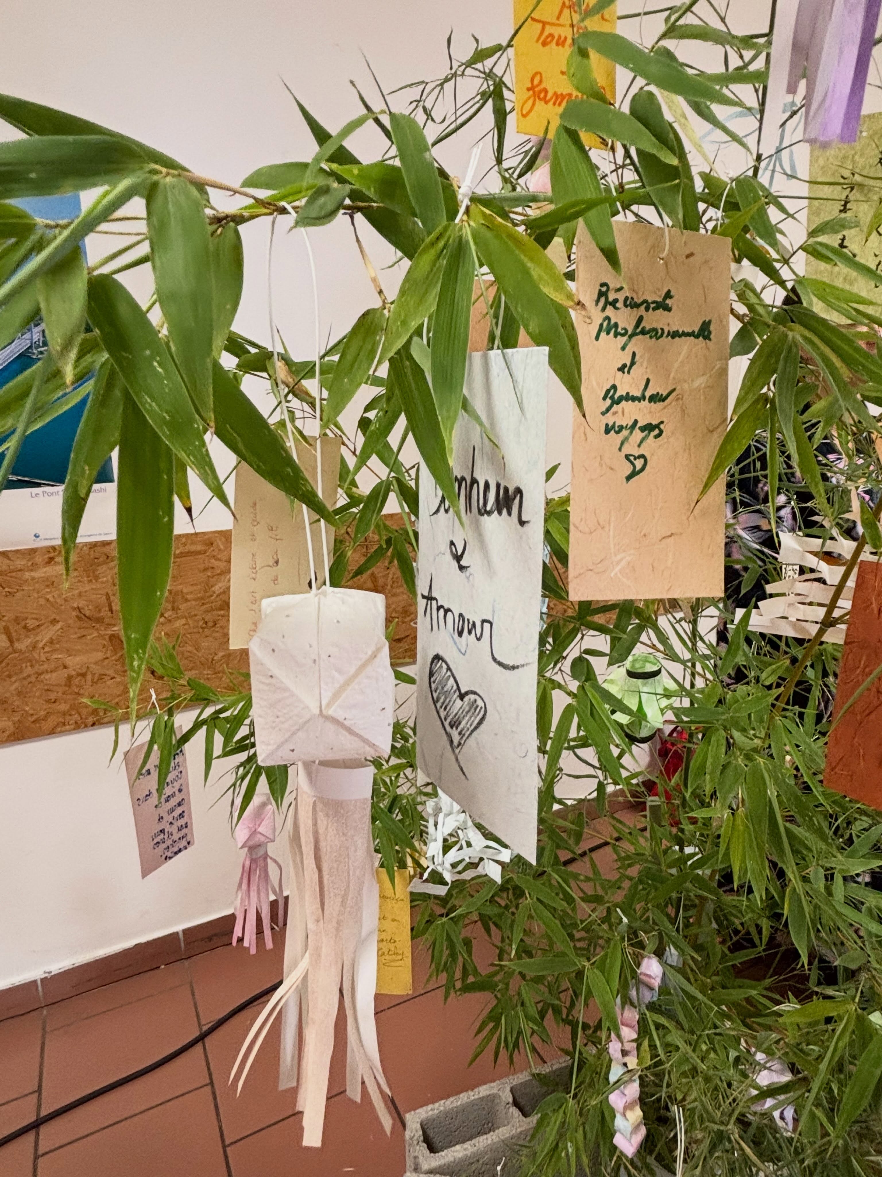 🎋☀️Aujourd’hui au Japon, on célèbre Tanabata 🎋 

Le 7 juillet, le Japon célèbre Tanabata (七夕), la célèbre Fête des Étoiles ⭐️ 

Selon une ancienne légende, les amoureux célestes Orihime et Hikoboshi, séparés par la Voie Lactée, ne peuvent se retrouver qu’une seule fois par an : le 7 juillet 💫

Pour célébrer cette journée particulière, les japonais écrivent leur vœux sur de petites bandes de papier colorés appelés Tanzaku, qu’ils suspendent à des branches de bambou dans l’espoir que leurs souhaits se réalisent 🎋

👉Cette année encore, nous vois proposons de participer à un Tanabata !

Lors du festival, vous pourrez : 
🌟. Écrire votre vœux sur un Tanzaku 
🎋 L’accrocher aux bambous 
🇯🇵 Découvrir l’une des traditions les plus poétiques du Japon

Quelque soit votre souhait, nous serons heureux de le voir rejoindre notre bambou de Tanabata ❤️

Rendez vous les 25 et 26 juillet pour partager ensemble cette belle tradition !

#tanabata #nishikijapan #fetedesetoiles #culturejaponaise #montpellier