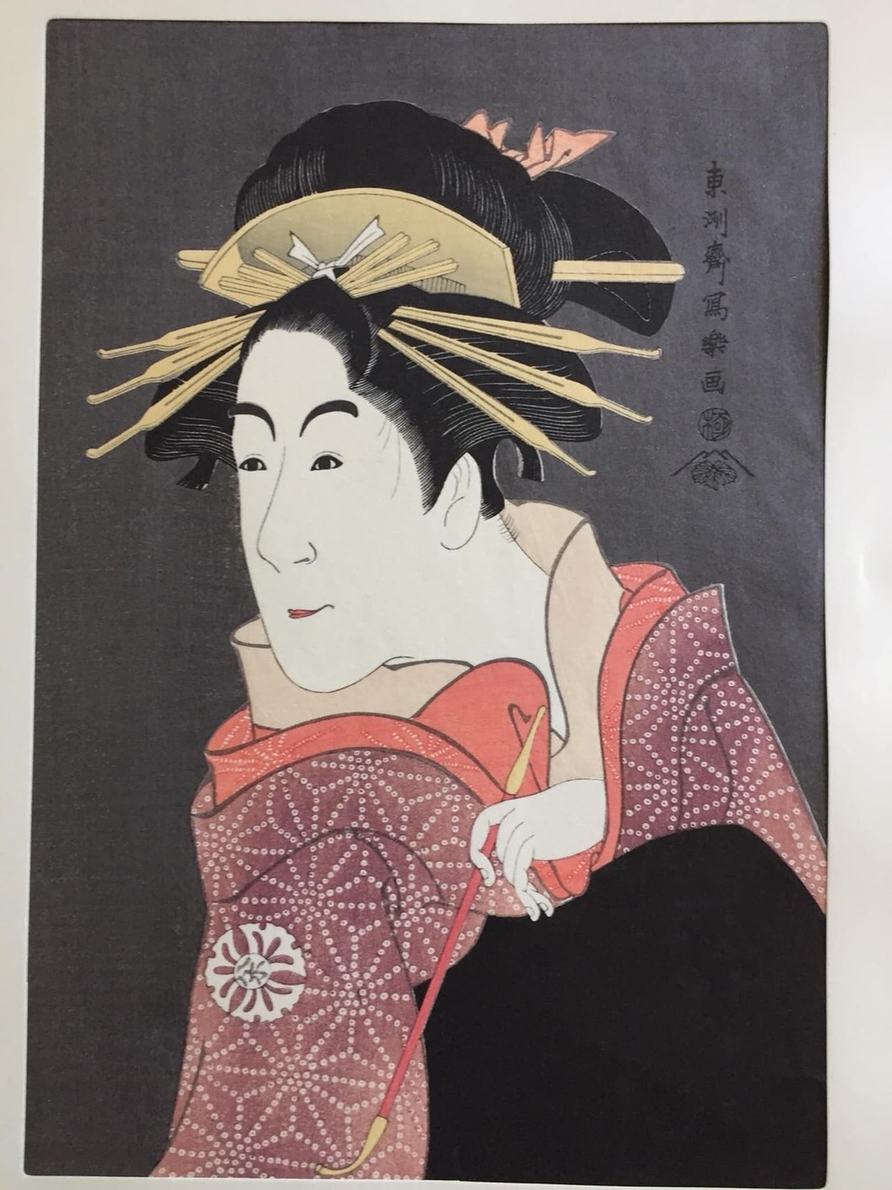 ✨ Exposition Sharaku – 3e édition de Nishiki Japan ✨
📅 25 & 26 juillet
📍 Montpellier – Maison des Relations Internationales Nelson Mandela
Plongez dans l’univers fascinant de Sharaku Toshusaï, maître mystérieux de l’ukiyo-e, dont la vie reste encore une énigme.
Nous organiserons une exposition des reproductions d’estampes réalisées à la main dans les années 1965–70, à partir de bois regravés à l’identique selon les techniques traditionnelles japonaises.
Chaque couleur est imprimée séparément sur des planches de cerisier, gravées avec des outils chokokuto.
Les pigments naturels sont appliqués avec des brosses en crin de cheval hake, dans un geste précis et ancestral.
Les estampes de Sharaku sont rares et exceptionnelles : certaines utilisent un fond micacé, une fine couche de mica broyé qui donne cet éclat si particulier.
🎎 Une immersion unique dans l’art japonais traditionnel.
Ne manquez pas cette exposition exceptionnelle.
✨シャラク展 – ニシキジャパン第3回 ✨
📅 7月25日・26日
📍 モンペリエ – Maison des Relations Internationales Nelson Mandela
謎に包まれた浮世絵師、東洲斎写楽の魅力的な世界へ。
写楽の人生はいまだ多くが解明されていません。
本展では、1965〜70年に東京・上野の職人によって、
伝統的な技法で忠実に再彫刻された木版から手作業で刷られた
写楽の版画復刻作品をご紹介します。
各色ごとに桜の木版を彫り分け、彫刻刀(彫刻刀・ちょうこくとう)で細部まで丁寧に彫り上げます。
天然顔料は、馬毛の刷毛 (刷毛・はけ) を使い、熟練の技で紙に塗り重ねられます。
写楽の版画は非常に希少で繊細です。
中には、紙の表面に微細な雲母(きら)を散らし、
独特の輝きを生み出す「雲母摺り」が施された作品もあります。
日本の伝統美に深く浸る特別な体験。
#nishikijapan #sharaku #ukiyoe #montpellier