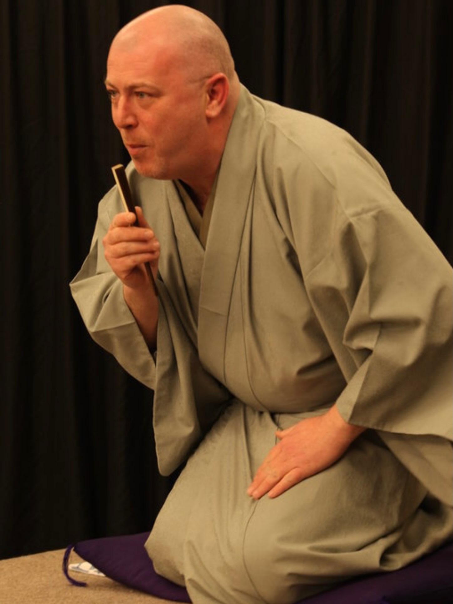 ✨ Soirée Rakugo : Qui est Cyril Coppini ? ✨ 

Le 25 juillet au soir, Nishiki Japan a l’honneur d’accueillir @cyrilcoppinirakugo , figure incontournable de la culture japonaise en France et véritable passeur d’histoires. 

 🎭 Traducteur, interprète, conférencier, comédien, Cyril partage le rakugo depuis plus de 20 ans. Installé au Japon pendant de nombreuses années, il a travaillé aux côtés de maîtres rakugo ka et a contribué à faire découvrir cet art du conte humoristique au public francophone. Son parcours unique, entre France et Japon, fait de lui l’un des ambassadeurs les plus passionnés et les plus accessibles de cet art traditionnel. 

🌙 Lors de cette soirée exceptionnelle, il vous fera voyager à travers des récits drôles, touchants et profondément humains, racontés avec son énergie et son style inimitable. 

📅 25 juillet 2026 à 20h
📍 Salle Pétrarque - Hôtel de Varennes à Montpellier
🎟️ Billetterie disponible dans la bio

Une rencontre rare avec un artiste au parcours fascinant, à ne pas manquer. 

Crédits photo : D.R

落語の夕べ：シリル・コッピーニとは？
7月25日の夜、Nishiki Japan は、フランスにおける日本文化の重要な存在であり、物語の語り部としても知られる シリル・コッピーニ をお迎えします。

翻訳家、通訳、講演者、俳優として活躍するシリルは、20年以上にわたり落語を紹介し続けています。長年日本に在住し、複数の落語家師匠のもとで研鑽を積み、フランス語圏の観客にこのユーモアあふれる伝統芸能を広めてきました。
フランスと日本をつなぐ彼の唯一無二の歩みは、落語の魅力を情熱的かつ親しみやすく伝える稀有な存在として高く評価されています。

この特別な夜には、彼のエネルギーと独自の語り口によって、笑いあり、涙あり、そして深い人間味に満ちた物語の世界へと皆さまを誘います。

📅 2026年7月25日 20時〜 
📍  Salle Pétrarque - Hôtel de Varennes à Montpellier 
🎟️ チケットはプロフィールのリン