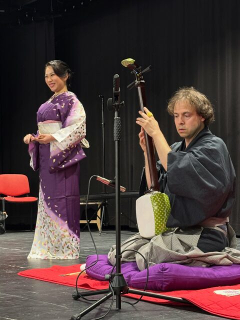 Préparez-vous à vivre le Japon… sur scène 🔥🇯🇵
Cette édition de Nishiki Japan adopte un format plus intime, plus dédié à l’ambiance des Matsuri japonaises, où l’expérience artistique occupera une place centrale.
Les arts traditionnels japonais seront à l’honneur :
🎶 Shamisen (三味線) en live, aux sonorités vibrantes avec @romainliblau
💃 Danse Nihon Buyō (日本舞踊), élégante et pleine de grâce avec @ribo.dance
🌬️ Shakuhachi (尺八), flûte ancestrale aux notes envoûtantes avec Denys Rohfritsch
Un événement pensé pour vous offrir des prestations scéniques d’une grande qualité, dans une atmosphère chaleureuse et privilégiée.
Un moment à vivre, à ressentir, à applaudir ✨🇯🇵
ステージで日本を体感する準備をしてください 🔥🇯🇵
今回の Nishiki Japan は、日本の祭り(祭り)の雰囲気をより身近に感じられる、親密で特別な空間となり、芸術体験が中心となります。
日本の伝統芸能がステージを彩ります:
🎶 ライブ演奏の 三味線(Shamisen)、心に響く力強い音色
💃 優雅で美しい 日本舞踊(Nihon Buyō)
🌬️ 古来より伝わる 尺八(Shakuhachi) の魅惑的な音色
温かく特別な雰囲気の中で、質の高い舞台パフォーマンスをお届けするイベントです。
#nishikijapan #traditionsjaponaises #shamisen #shakuhachi #nihonbuyo