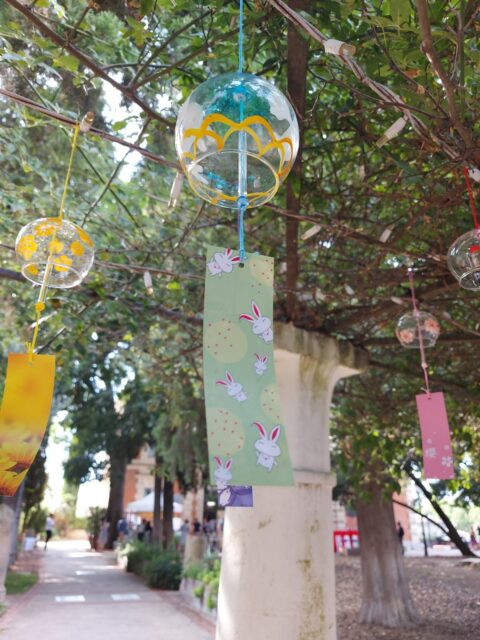 🎐 Des Furin qui font résonner l’été ☀️
Notre arche de Furin vous a particulièrement plu cette année lors de la 3 ème édition de Nishiki Japan 🤗
On vous a écouté et on continuera à vous faire découvrir ces beaux carillons d’été japonais dès l’année prochaine avec un stand dédié 😉
Et vous, lequel préférez vous ? 👍
Photos : Annabelle
🎐 夏の風鈴 ☀️
ニシキジャパン 🤗
皆様のご要望にお応えして、来年も引き続き美しい日本の夏の風鈴をご紹介していきます😉
どれがお気に入りですか?👍