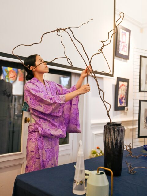 🌿 La rencontre de l’Ikebana et du Shakuhachi 🌻🪈
Retour en images sur l’un des temps forts de la 3ᵉ édition de Nishiki Japan : la démonstration d’Ikebana de Marina Icho, accompagnée par les sonorités envoûtantes du Shakuhachi par Denys Rohfritsch 🎋🎶
Les 25 et 26 juillet 2026, fleurs, végétaux et musique se sont rencontrés pour offrir au public un moment suspendu empreint d’élégance et d’harmonie.
À travers ces photos, revivez quelques instants de cette démonstration où chaque composition devient un dialogue entre la nature, le geste et le souffle. 🌸
Merci à @marina_icho et Denys pour ce magnifique partage, ainsi qu’à toutes celles et ceux qui ont participé à cette rencontre.
📸 Crédits photos 1.2.3.4 : @leyla.clicks
🌿 生け花と尺八の出会い 🌻🪈
Nishiki Japan 第3回のハイライトのひとつ、Marina Ichoによる生け花の実演と、Denys Rohfritschによる尺八の魅惑的な音色が織りなすひとときを、写真とともに振り返ります。 🎋🎶
2026年7月25日・26日、花や植物、そして音楽がひとつになり、優雅さと調和に満ちた、心静かに時が止まったようなひとときを皆さまにお届けしました。
これらの写真を通して、一つひとつの作品が、自然と所作、そして息吹との対話となっていく、実演のひとときをお楽しみください。 🌸
この素晴らしいひとときを共有してくださったMarinaさん、Denysさん、そしてこの出会いに参加してくださったすべての皆さまに、心より感謝申し上げます。
📸 写真クレジット 1・2・3・4:@leyla.clicks
#ikebana #shakuhachi #culturejaponaise #montpellier