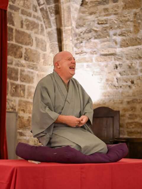 🏮Rakugo : Les Contes Humoristiques Japonais 🪭

Un retour en images sur une soirée pleine de rires, d’émotions, de rencontres et de découvertes des traditions japonaises! 

Dans le cadre de la 3ème édition de Nishiki Japan, nous avons eu la joie d’accueillir @cyrilcoppinirakugo le 25 juillet dernier à la Salle Pétrarque - Hôtel de Varennes pour une soirée exceptionnelle dédiée au Rakugo! Vous avez été nombreuses et nombreux à y participer et nous vous remercions sinceremment pour cela. 🤗

📸 : @leyla.clicks 

L’un des temps forts de la soirée, la visite de Monsieur le Consul Général du Japon à Marseille, @consul_general_japon_marseille et son épouse ainsi que la visite de Mme @clarelouhart pour représenter la @villedemontpellier 🤗

Merci pour votre venue et pour soutenir les projets de visibilité de la culture japonaise dans le Sud de la France ! 

📸 : @leyla.clicks 
🇯🇵 : @consulatjaponmarseille 

Le court-métrage documentaire « For the Love of Rakugo » de Justin Ambrosino a été projeté pour la deuxième fois seulement en France ! Vous étiez au rendez vous 🤗

🎤 Le discours d’ouverture et de remerciement des co-fondatrices de Nishiki Japan, le salon des traditions japonaises : @anouk.tokyo et @marylau_sb 

De belles retrouvailles entre @cyrilcoppinirakugo et @consul_general_japon_marseille 🤗

La soirée n’aurait pas pu voir le jour sans le soutien de nos chers partenaires! Un grand merci à : 

🍶 : @goennowa.montpellier 
👘: @kimono_montpellier 
🗞️: @japoninfos et @sencha.media 
🍜: @emiko_mtp 
🍙: @kotobukispecialitejaponaise 
🎋: @asso.japonais.mtp34 
🤝: @nanfutsu.yokoso 

Merci également à @villedemontpellier ! 🤗

@cyrilcoppinirakugo prêt à donner vie à des personnages hauts en couleur. 

Ambiance de la Salle Pétrarque, lumières tamisées, public curieux et atmosphère intime !

Les photos de groupe, ici avec @clarelouhart 🤗