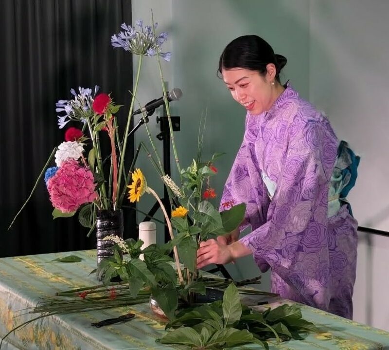 Marina Icho, enseignante en ikebana, créant une composition florale pour le festival Nishiki Japan.