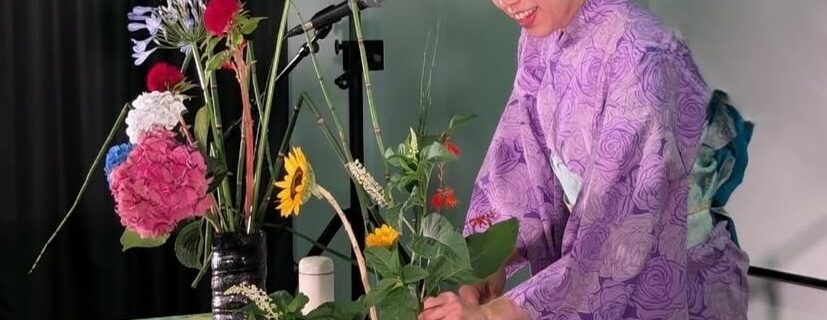 Marina Icho, enseignante en ikebana, créant une composition florale pour le festival Nishiki Japan.