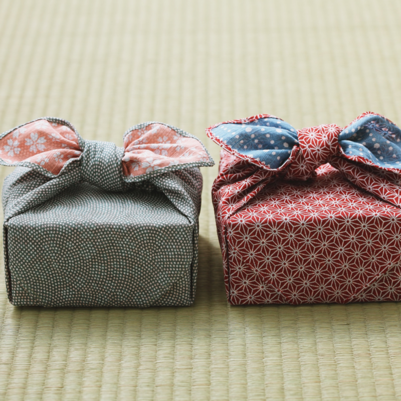 Deux cadeaux emballés par du furoshiki