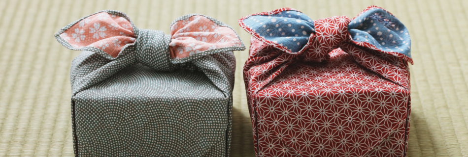 Deux cadeaux emballés par du furoshiki