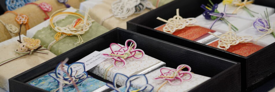 Créations en mizuhiki, noeuds traditionnels japonais en papier amidonné pour décorer les cadeaux et enveloppes.
