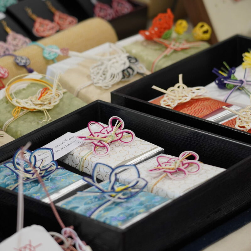 Créations en mizuhiki, noeuds traditionnels japonais en papier amidonné pour décorer les cadeaux et enveloppes.
