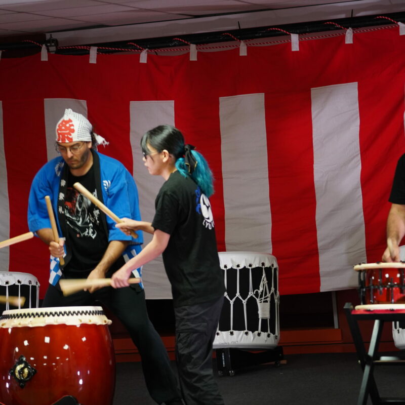 Lyu Taiko, groupe de taiko jouant des musiques japonaises traditionnelles sur des wadaiko.