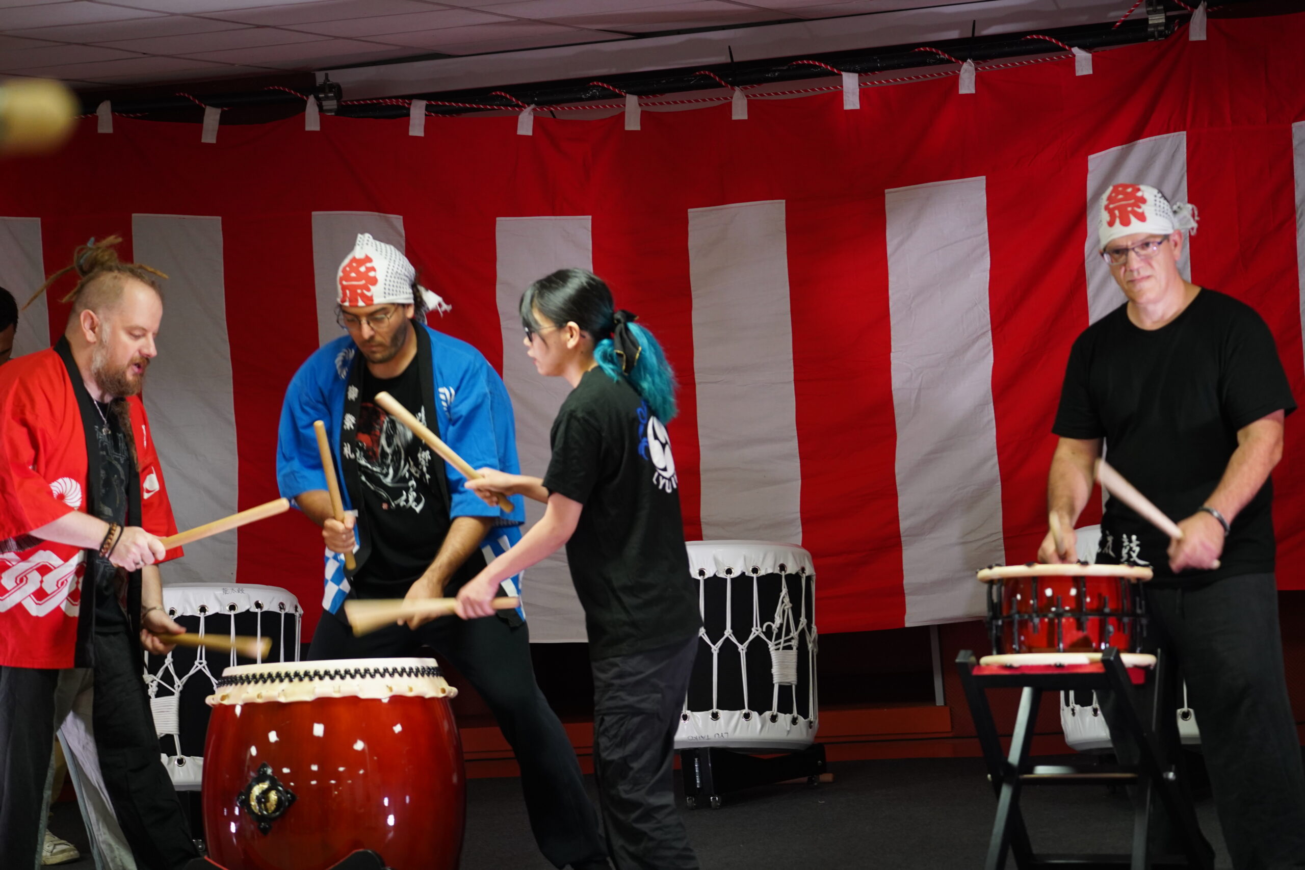 Lyu Taiko, groupe de taiko jouant des musiques japonaises traditionnelles sur des wadaiko.