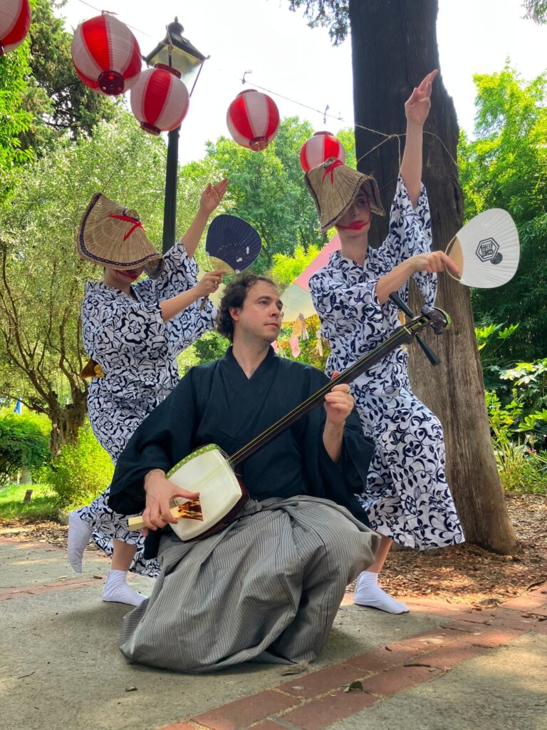 Romain Liblau jouant du shamisen pendant le Nishiki Japan 2026