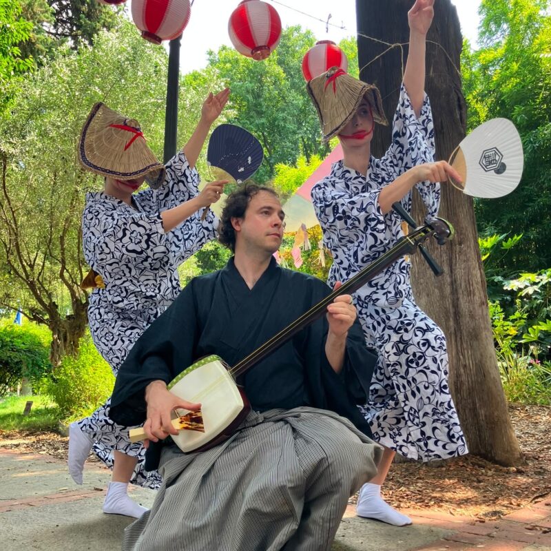 Romain Liblau jouant du shamisen pendant le Nishiki Japan 2026
